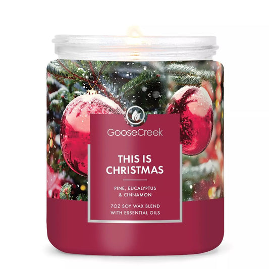 C'est la bougie de Noël Goose Creek Candle® 198 grammes, durée de combustion de 45 heures